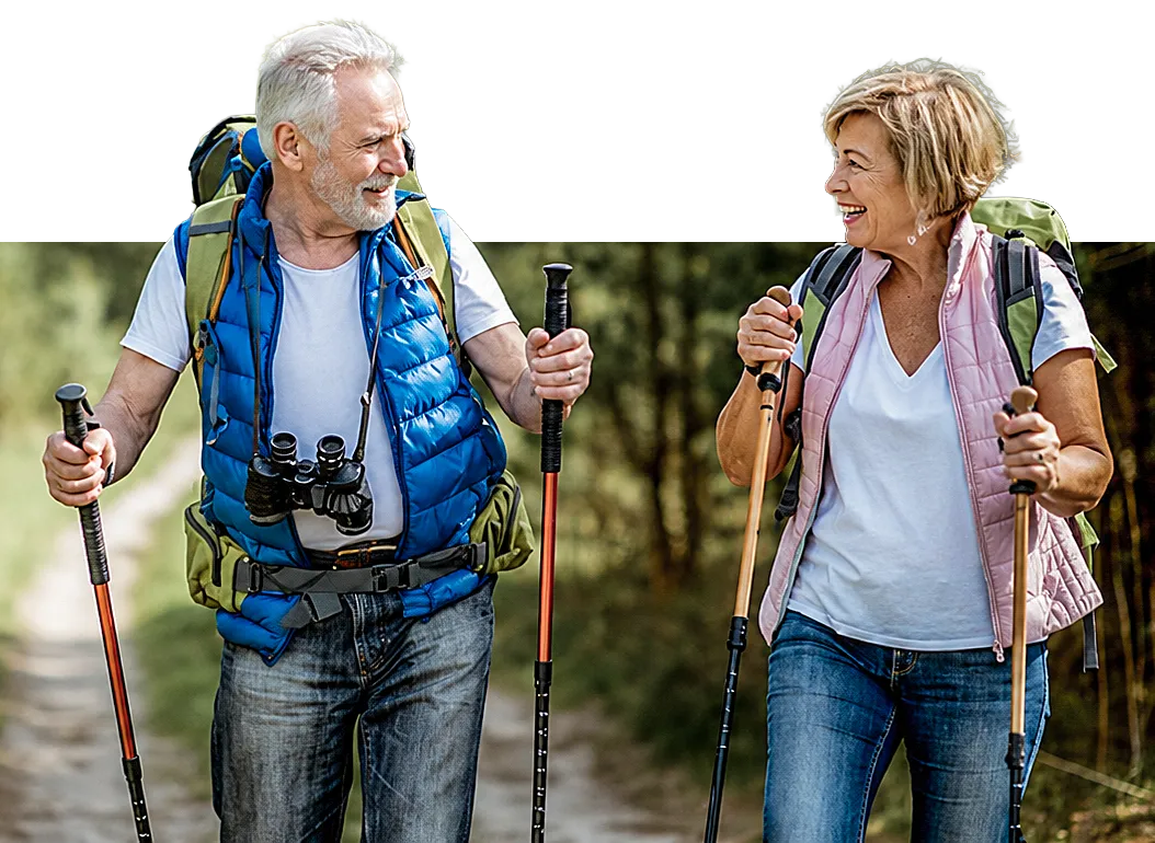 Stabilitaet-und-alter KI-generiertes Symboldbild: Älteres Paar wandert im Wald