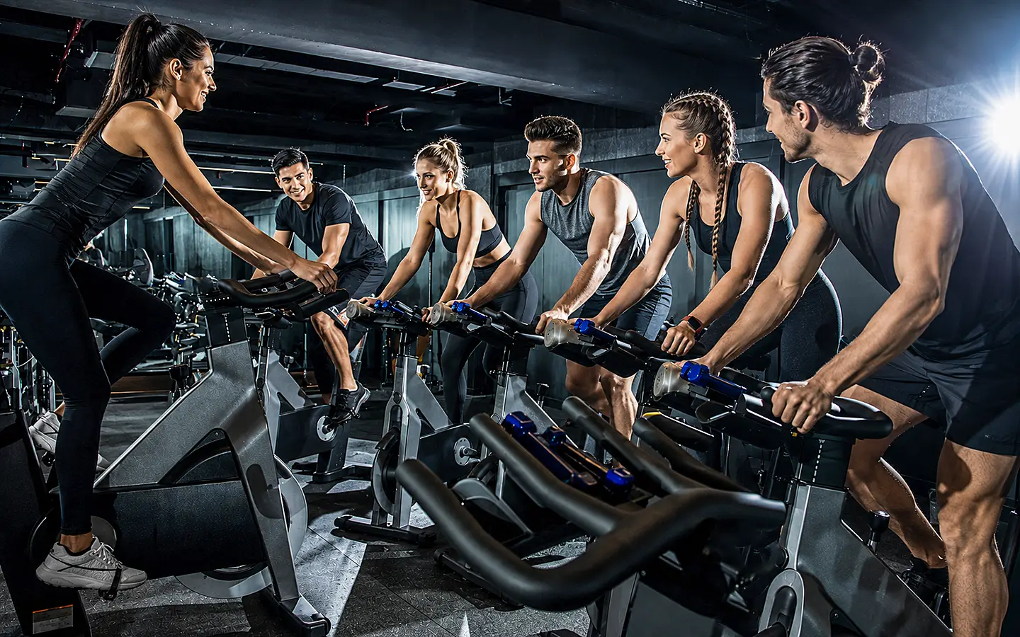 fitnesstraining-spinning-footpower KI-generiertes Symboldbild: Eine Gruppe beim Spinning im Sportstudio